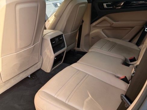 Used 2020 Porsche Cayenne image 8