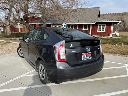 Used 2014 Toyota Prius Five image 4