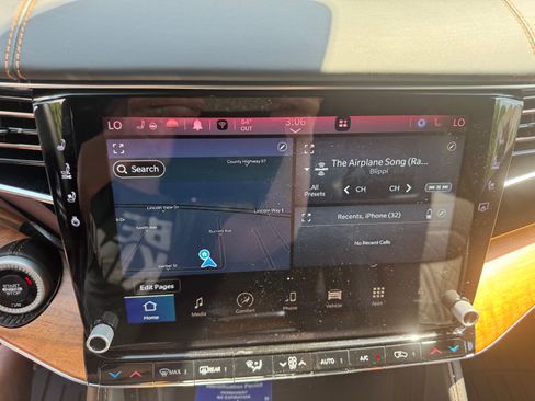 Used 2024 Jeep Grand Wagoneer L Series III w/ Rear Seat Video Group 1 AWD/4WD image 14