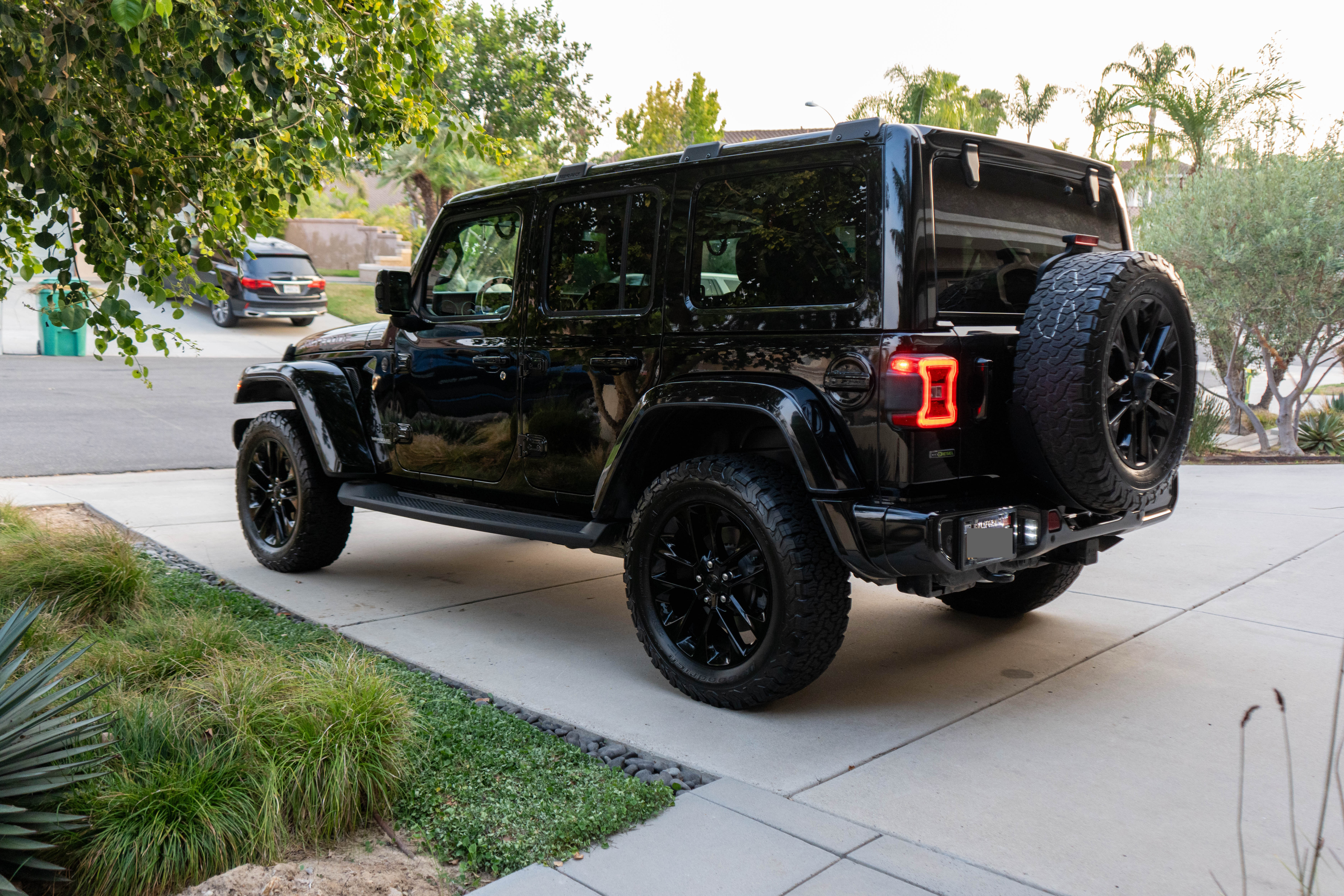 Used 2020 Jeep Wrangler Unlimited Sahara AWD/4WD image 8