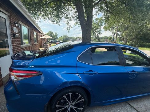 Used 2018 Toyota Camry SE w/ Moonroof Package FWD image 9