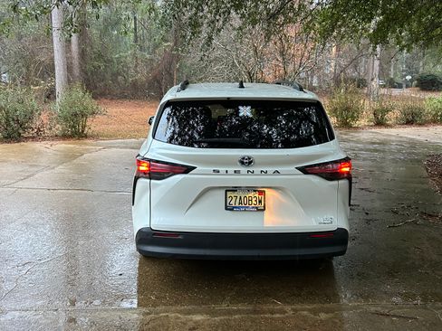 Used 2021 Toyota Sienna XLE image 2