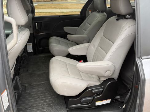 Used 2017 Toyota Sienna Limited Premium image 20