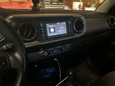 Used 2017 Toyota Tacoma SR5 RWD image 4