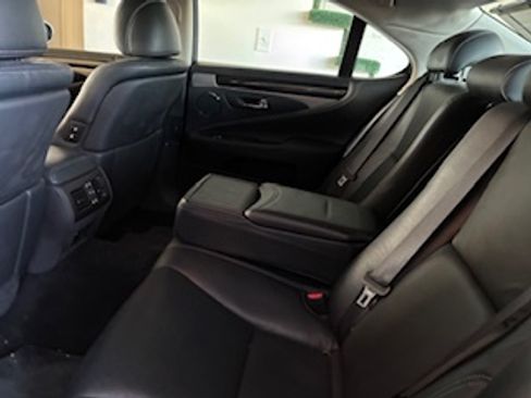 Used 2013 Lexus LS 460 w/ Comfort Pkg RWD image 8