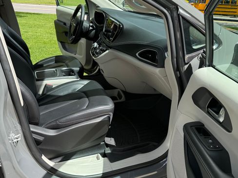 Used 2022 Chrysler Pacifica Touring-L FWD image 18