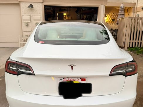 Used 2023 Tesla Model 3 Standard Range image 2