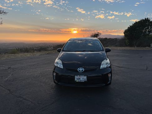 Used 2015 Toyota Prius Four w/ Deluxe Solar Roof Package FWD image 9