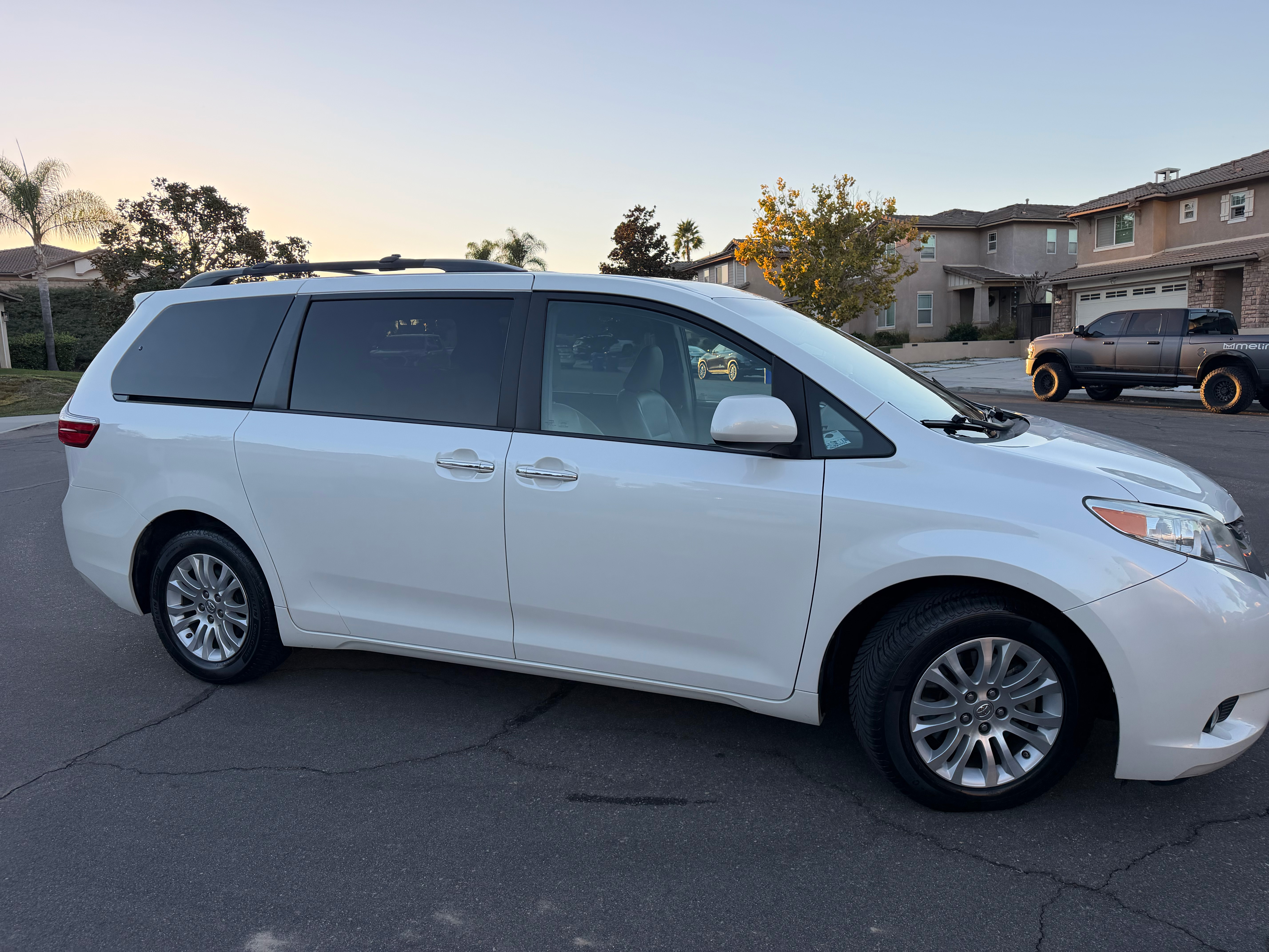 Used 2015 Toyota Sienna XLE Premium FWD image 2