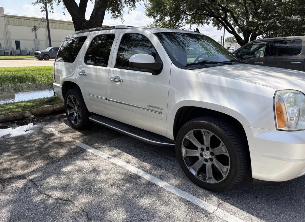 Used 2012 GMC Yukon Denali RWD image 1