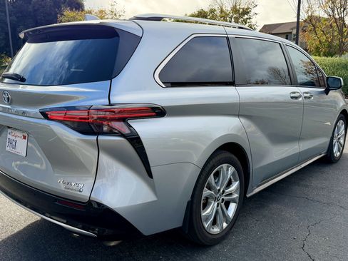 Used 2023 Toyota Sienna Platinum image 9