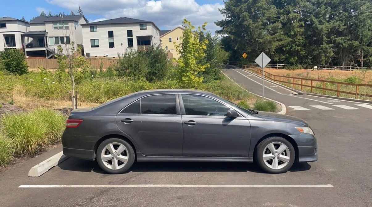 Used 2010 Toyota Camry SE FWD image 4