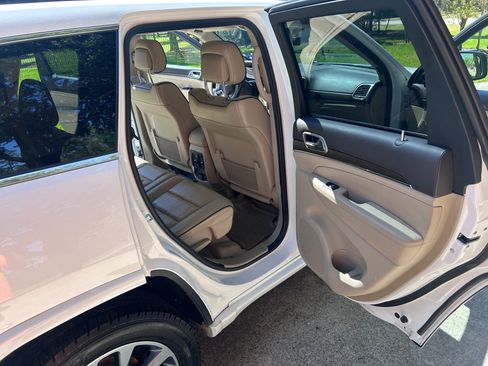 Used 2017 Jeep Grand Cherokee Overland image 14