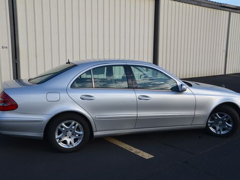 Used 2005 Mercedes-Benz E 320 CDI Sedan image 5