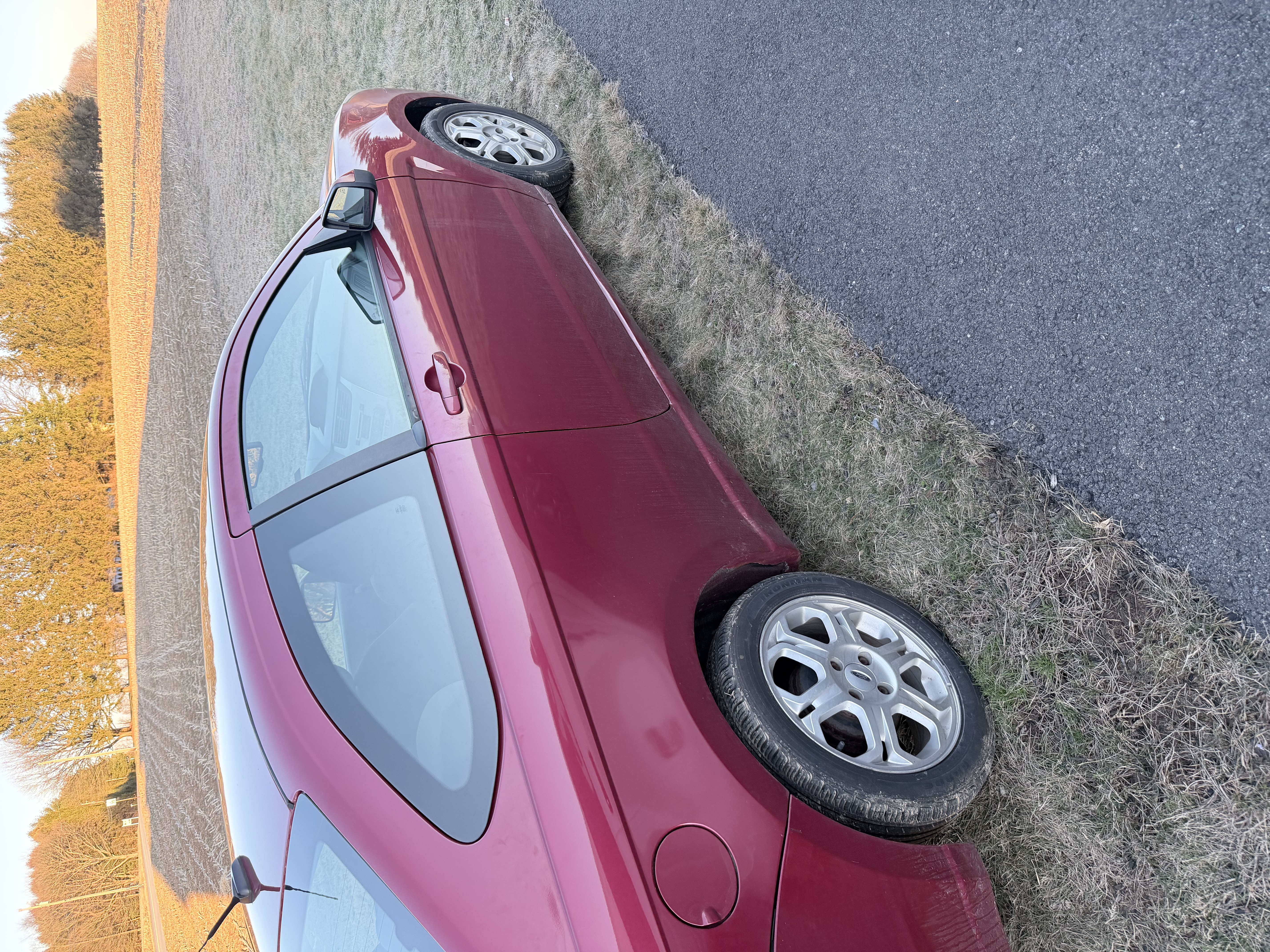 Used 2010 Ford Focus SE FWD image 2