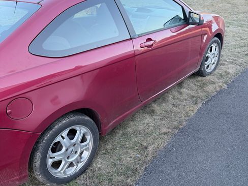 Used 2010 Ford Focus SE image 2