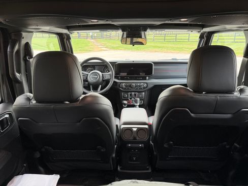 Used 2026 Jeep Wrangler Unlimited Rubicon image 14