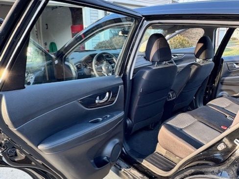 Used 2017 Nissan Rogue S image 19