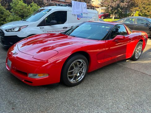 Used 2002 Chevrolet Corvette Coupe RWD image 2
