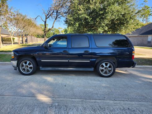 Used 2005 Chevrolet Suburban LS image 2
