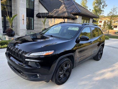 Used 2018 Jeep Cherokee Latitude w/ Altitude Package AWD/4WD image 5