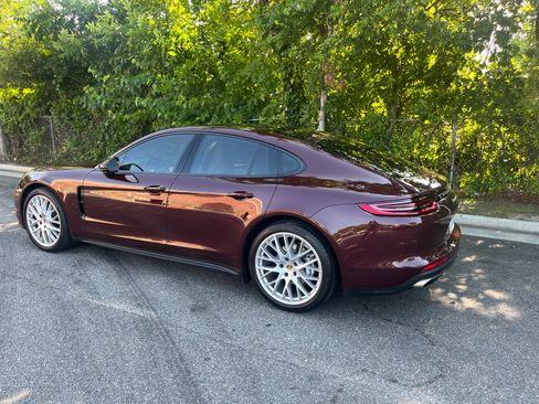 Used 2018 Porsche Panamera 4 image 2