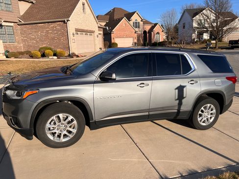 Used 2021 Chevrolet Traverse LT image 2