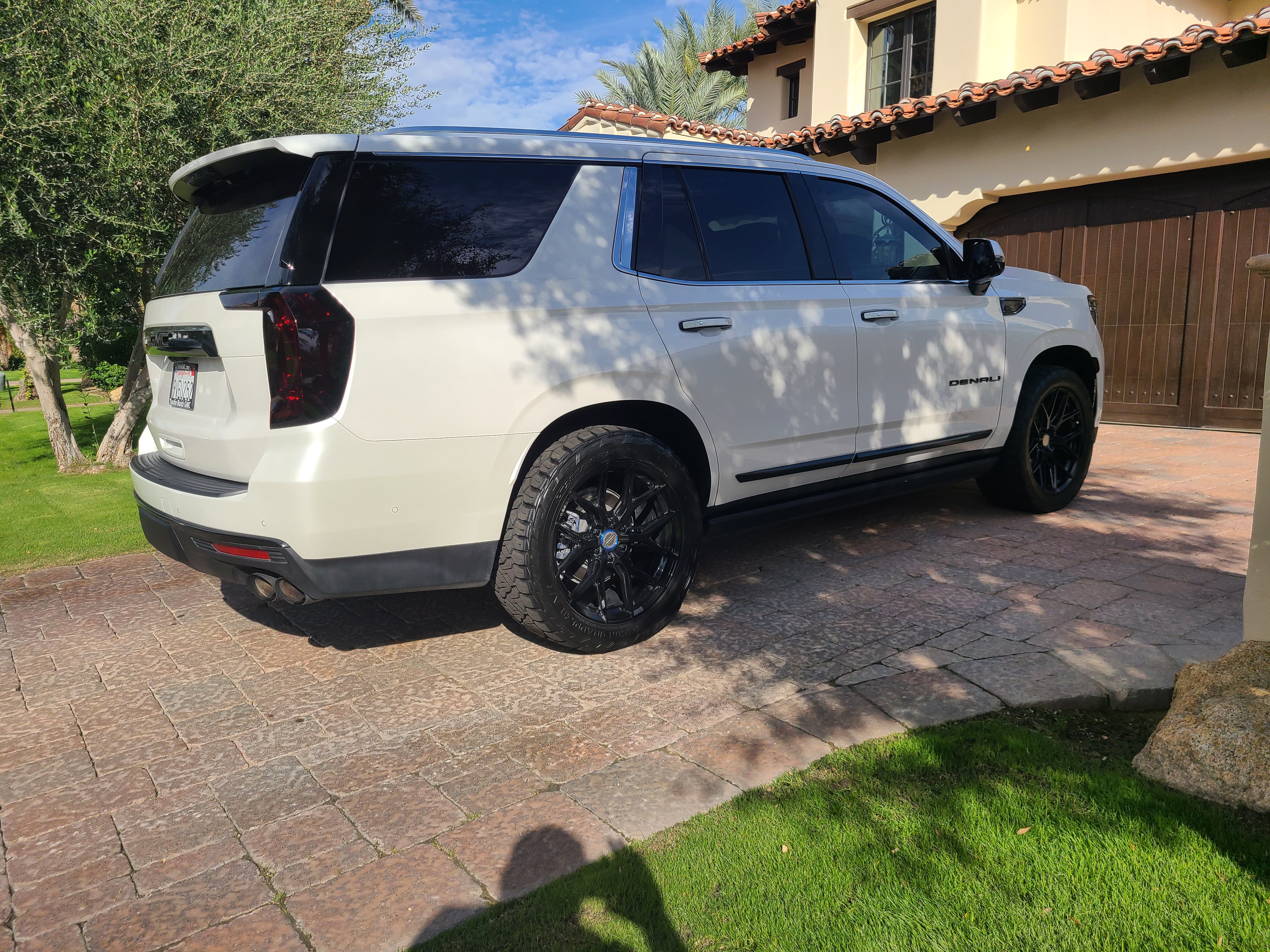 Used 2023 GMC Yukon Denali Ultimate AWD/4WD image 2