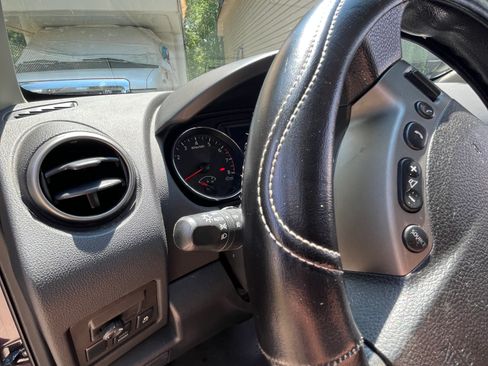 Used 2011 Nissan Rogue SV w/ Premium Pkg image 13