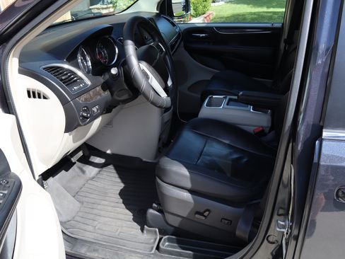 Used 2014 Chrysler Town & Country Touring image 16