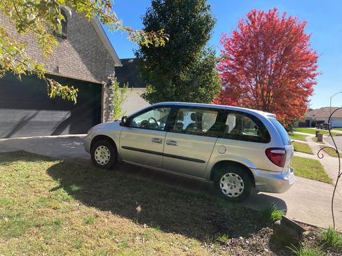 Used 2003 Chrysler Voyager LX image 1