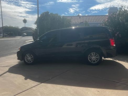 Used 2016 Dodge Grand Caravan SXT w/ Rear Park Assist Package image 2