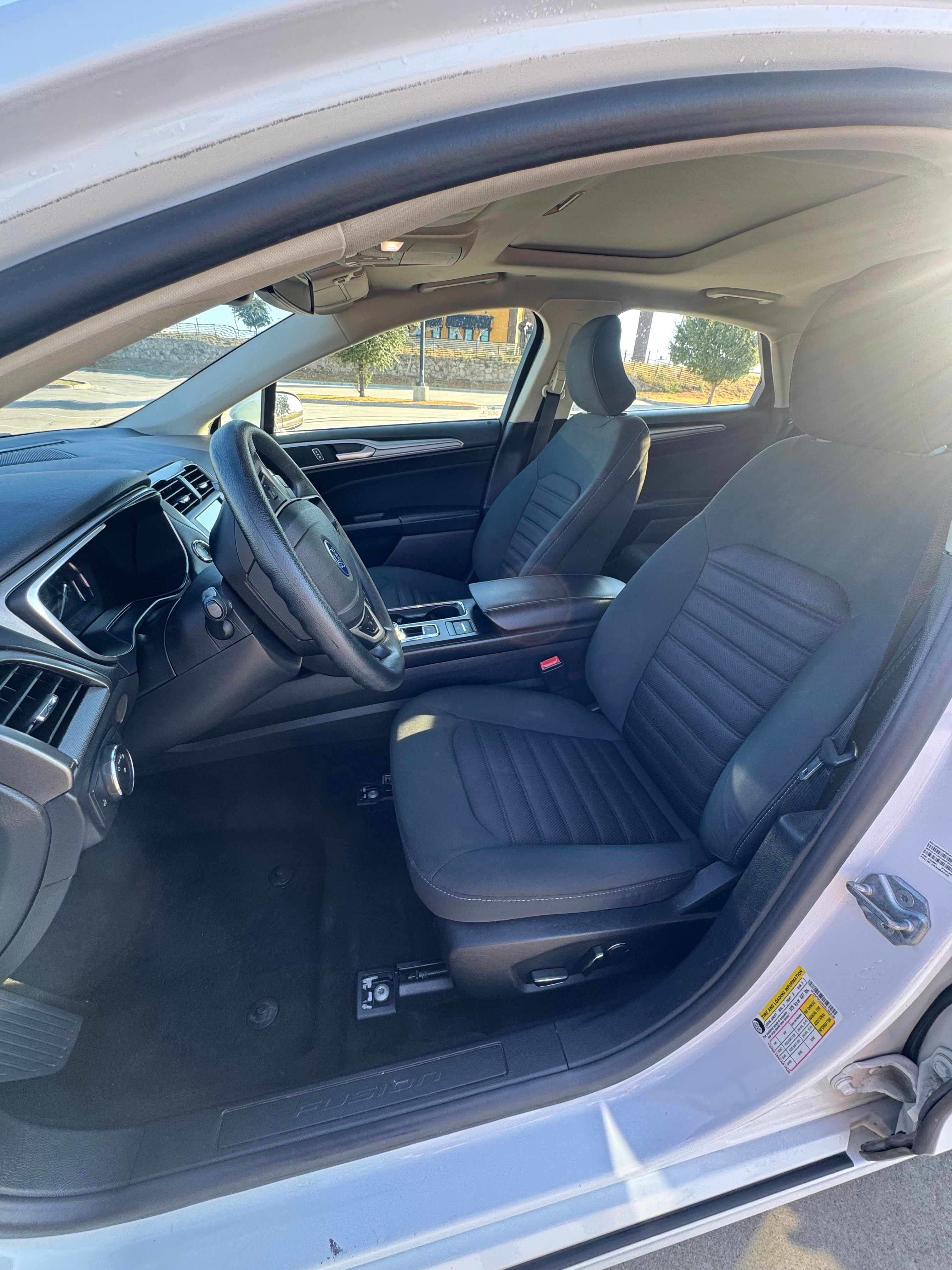 Used 2019 Ford Fusion SE FWD image 11
