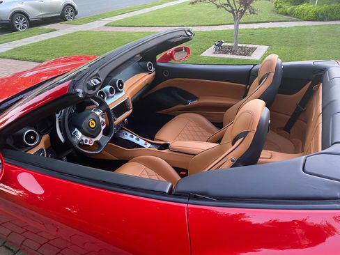 Used 2015 Ferrari California T RWD image 17