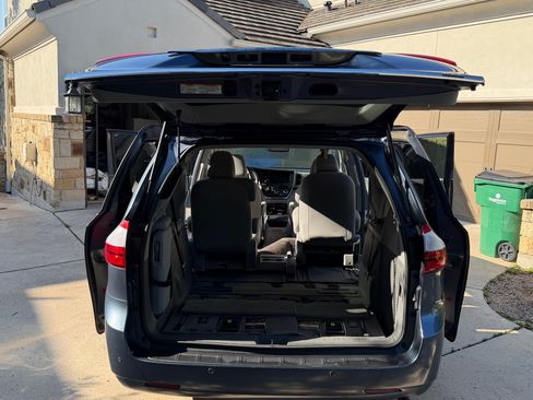 Used 2017 Toyota Sienna XLE w/ XLE Navigation Package FWD image 9