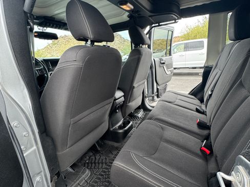 Used 2015 Jeep Wrangler Unlimited Rubicon w/ Connectivity Group image 17