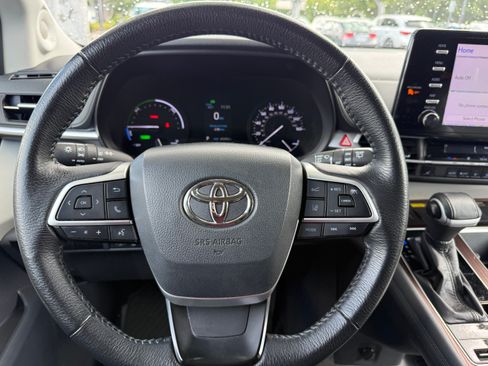 Used 2021 Toyota Sienna XLE w/ XLE Plus Package image 12