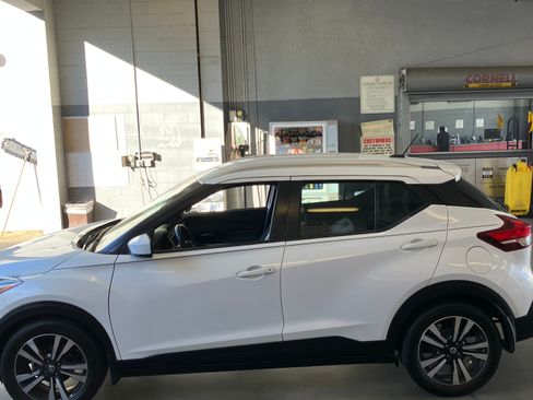 Used 2019 Nissan Kicks SV image 5