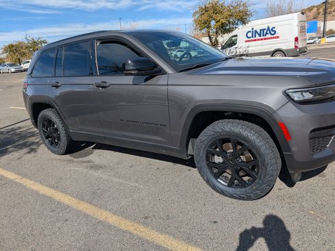 Used 2024 Jeep Grand Cherokee Altitude image 1