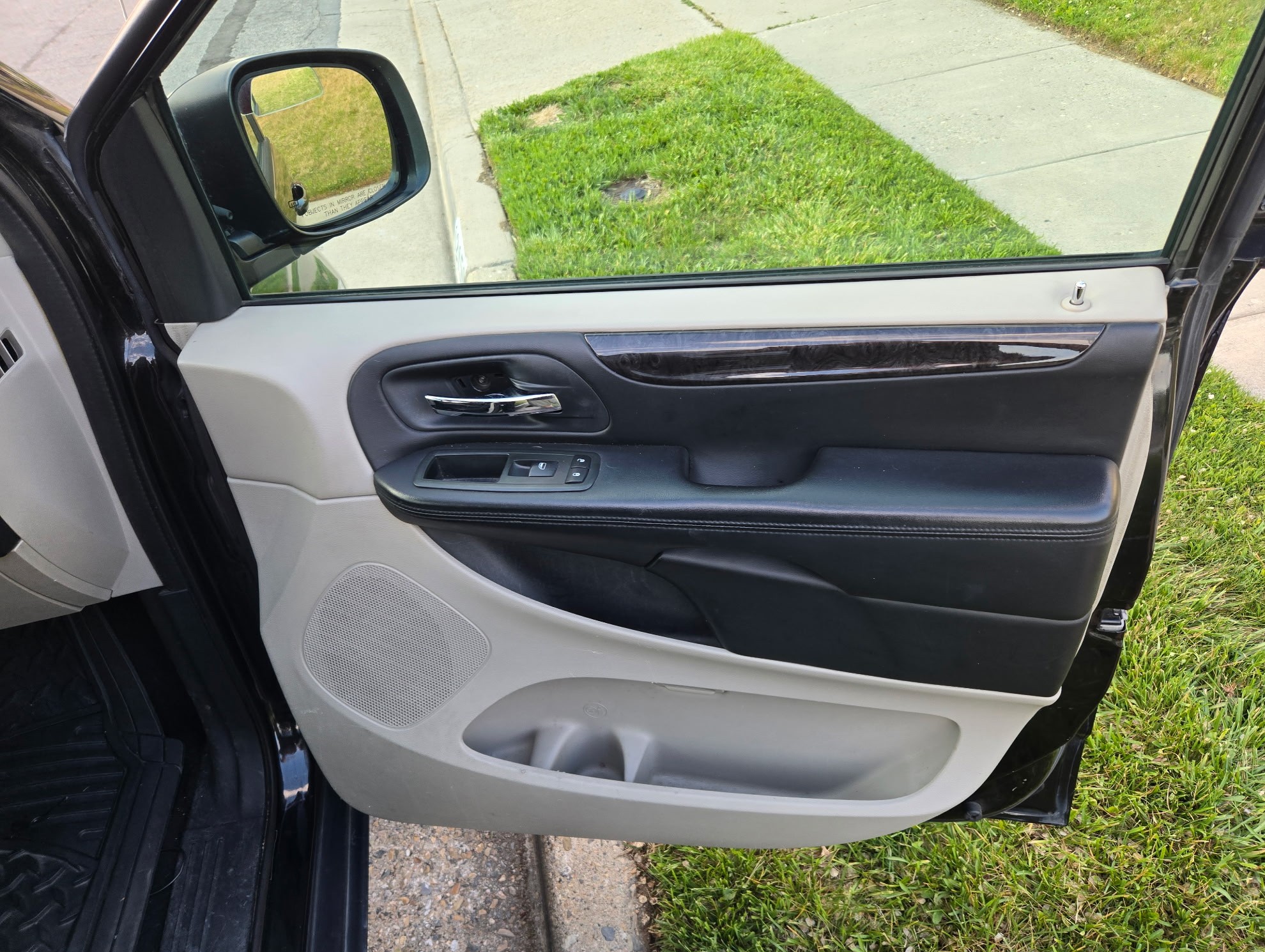 Used 2012 Dodge Grand Caravan SXT FWD image 6