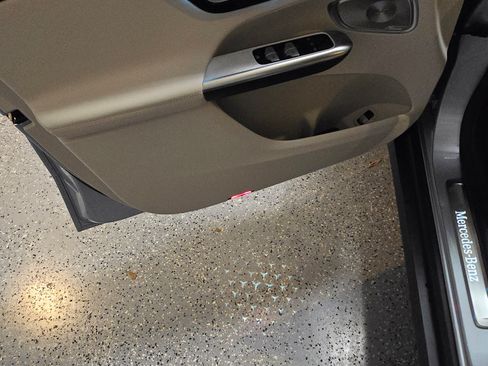 Used 2024 Mercedes-Benz GLC 300 4MATIC image 11