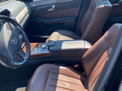 Used 2010 Mercedes-Benz E 550 4MATIC Sedan image 16
