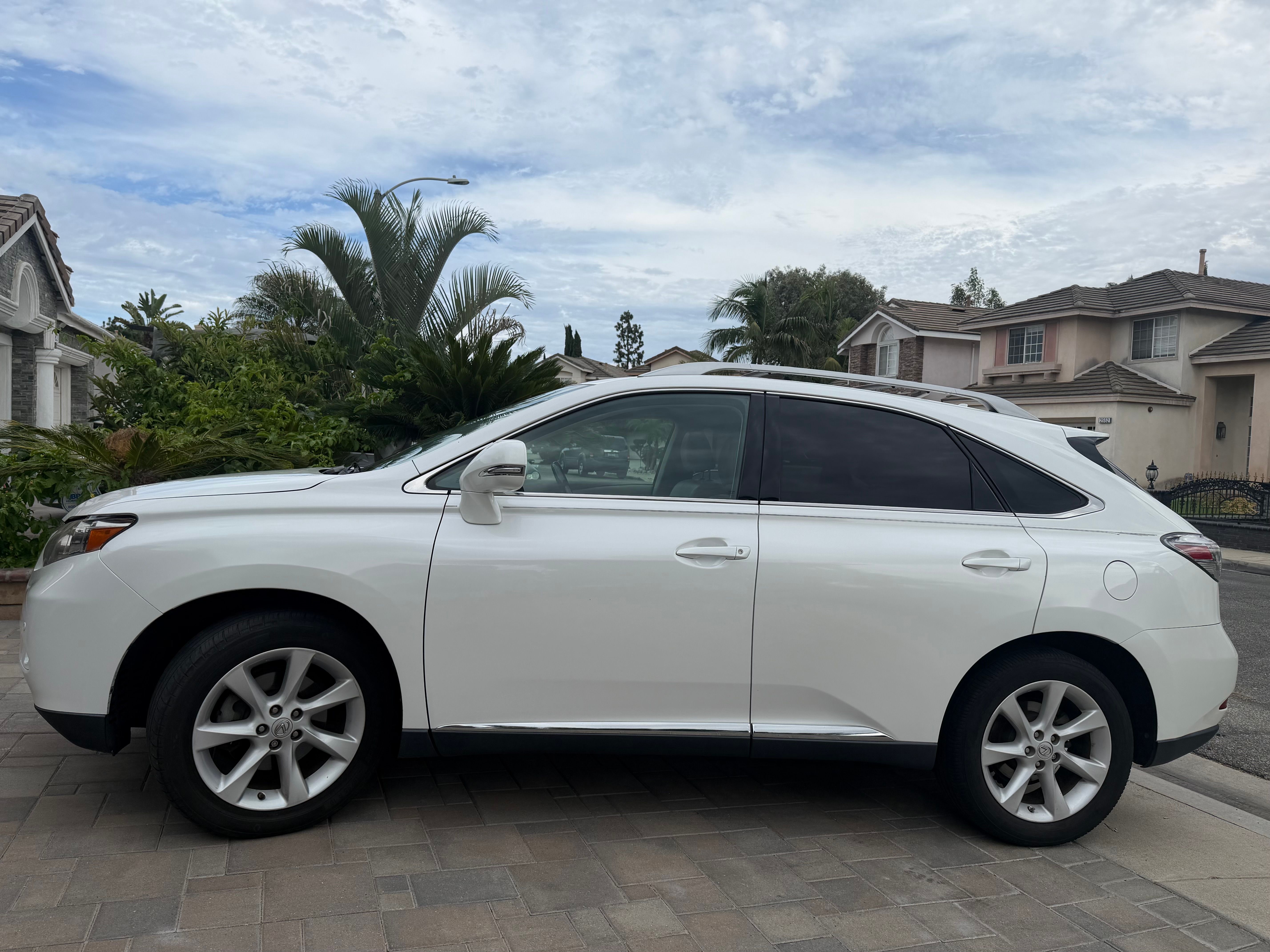 Used 2012 Lexus RX 350 FWD w/ Premium Pkg image 2