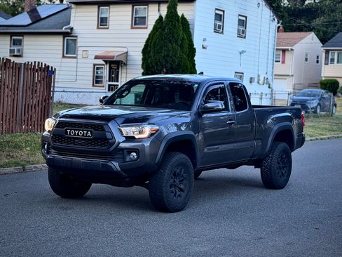 Used 2019 Toyota Tacoma TRD Off-Road AWD/4WD image 14