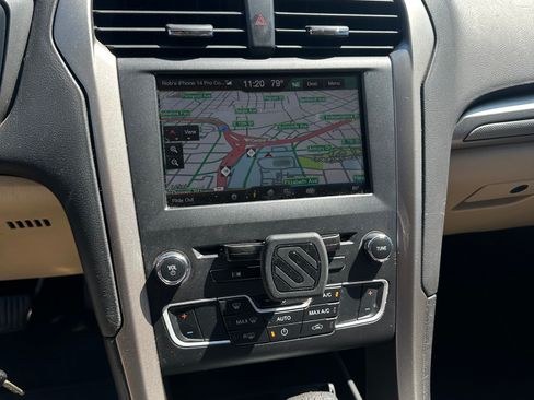 Used 2016 Ford Fusion SE FWD image 11