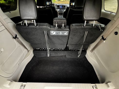Used 2018 Chrysler Pacifica Limited w/ Advanced Safetytec Group FWD image 10