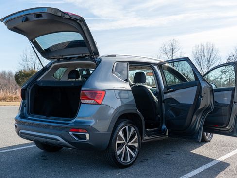 Used 2022 Volkswagen Taos SE w/ Panoramic Sunroof Package image 14