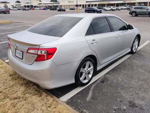 Used 2014 Toyota Camry SE image 4