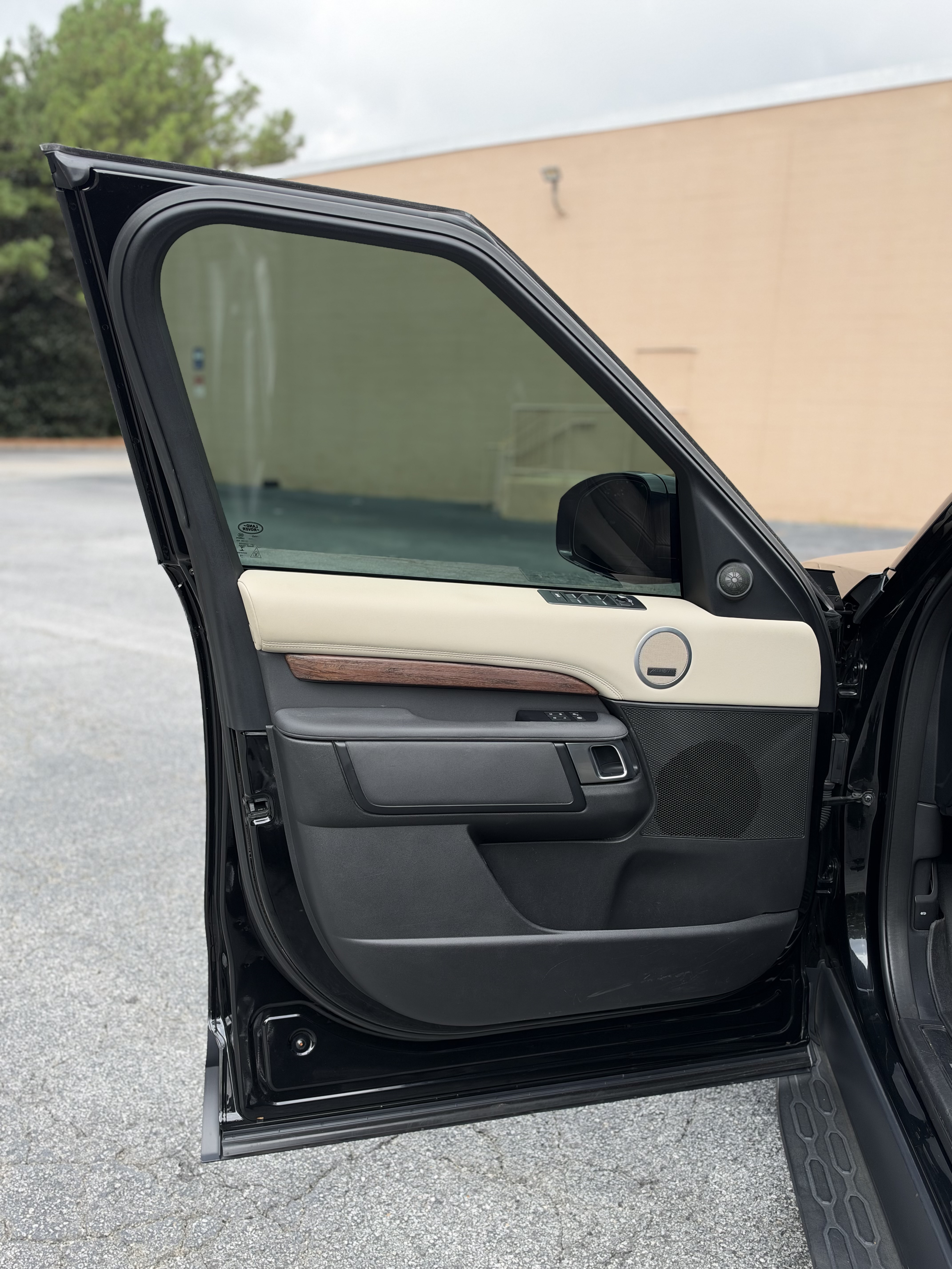 Used 2019 Land Rover Discovery HSE AWD/4WD image 6