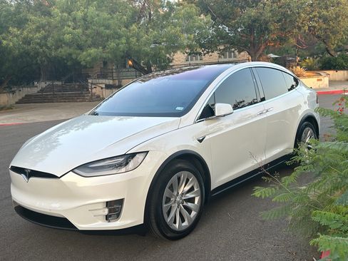 Used 2016 Tesla Model X 60D image 10